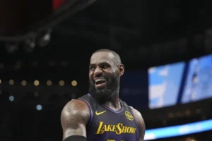 LeBron-James-laughs-on-the-court-in-the-2nd-half-770x513 (1)